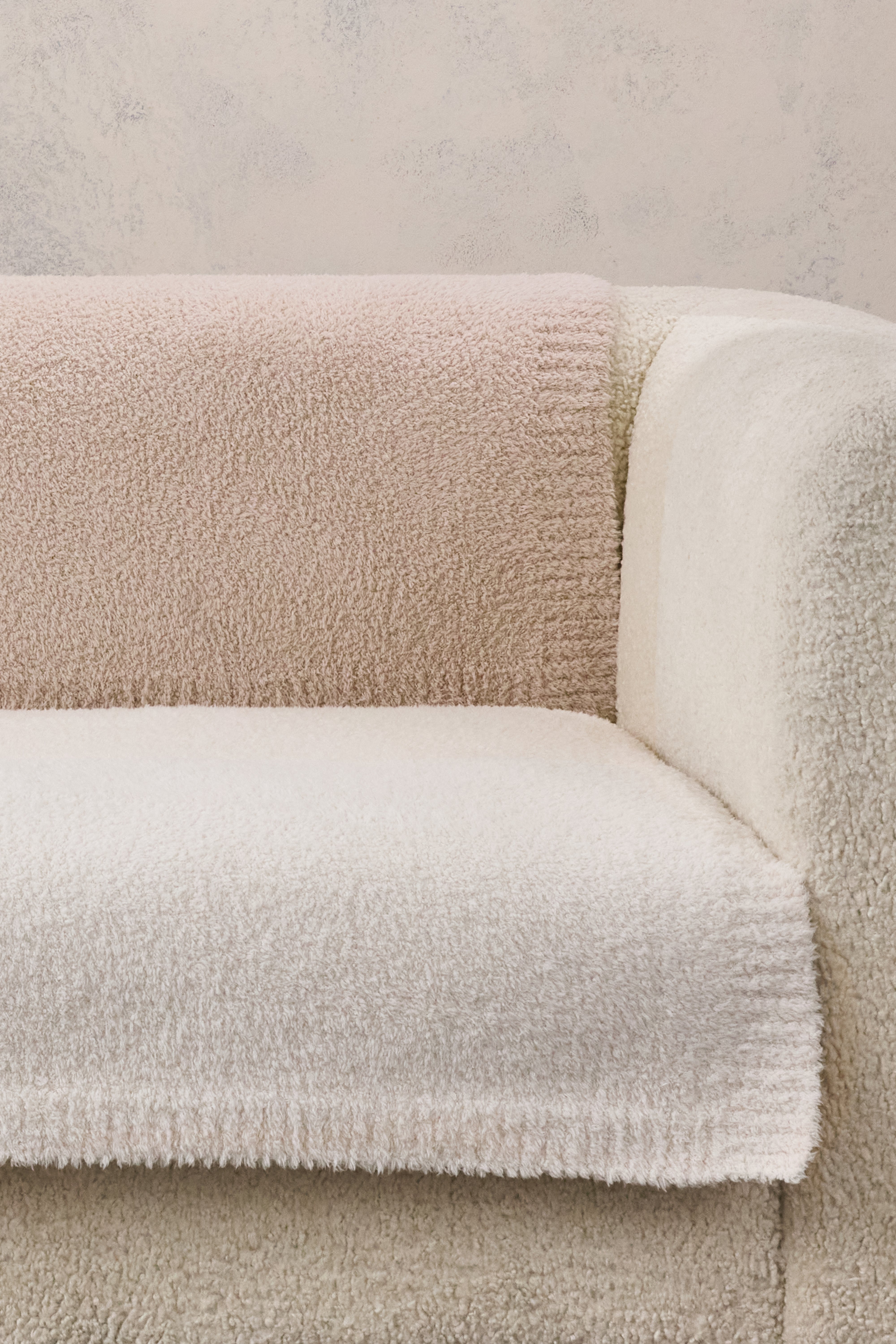 Barefoot Dreams ソファークッション（ベージュピンク） CozyChic® Sofa Blanket | Barefoot Dreams®